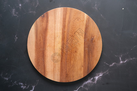 上下黑色背景的木头砍板砧板手工圆形木板厨房木纹盘子乡村背景图片