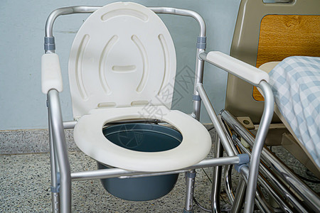 马桶堵了马桶椅或移动马桶可以在卧室或任何地方移动 供老年残疾人或住院病人使用 健康强医疗理念椅子发动机车轮力量帮助床头医院电气运输疾病背景