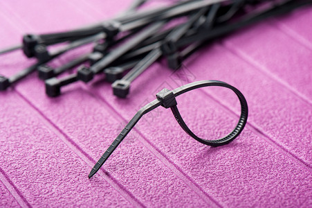 电缆带工具尼龙工业腰带领带塑料金属电气材料黑色背景图片