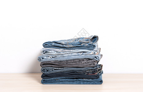 jeansJeans 堆叠服装口袋棉布青少年折叠裤子织物牛仔布店铺白色背景