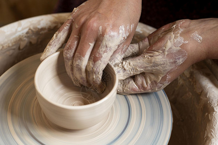 制作粘土陶瓷器轮式的脏手模型高清图片