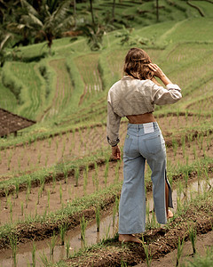 95式步枪女孩在米稻田背景上装扮热带香蕉植物阳台农业绿色村庄旅行旅游遗产背景
