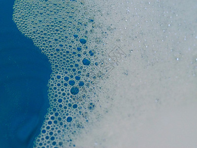 蓝色背景下白泡泡模式的半摘要图示 B宏观气泡泡沫肥皂背景图片