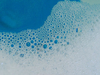 蓝色背景下白泡泡模式的半摘要图示 B宏观肥皂气泡泡沫背景图片