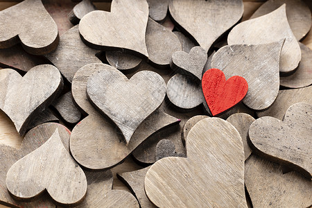 在心脏背景的木heartsone红色心脏木头宏观墙纸乡村婚礼背景图片