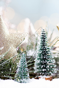 圣诞装饰品 蓝色背景有绳索灯光风格绿色云杉针叶树松树装饰枝条背景图片