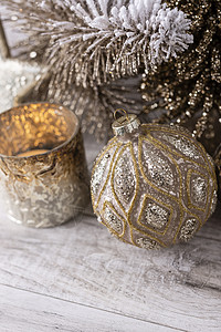 金色的圣诞节球 和bokoh背景金子装饰品风格庆典玩具卡片明信片装饰新年季节背景图片