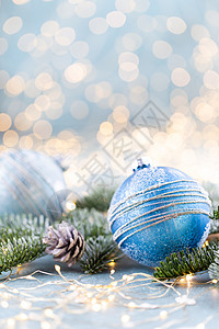 圣诞节的光彩照人 闪亮明灯装饰品绿色装饰针叶树枝条松树风格背景背景图片