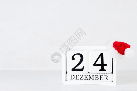 圣诞节背景 圣诞日历 12月24日 在灰色背景上星星装饰木头木板帽子问候语卡片风格装饰品礼物背景图片