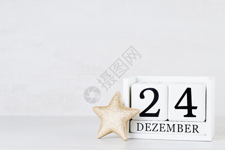 月历12月24日圣诞节 灰色背景的圣诞装饰品木头装饰帽子星星木板问候语卡片风格背景图片