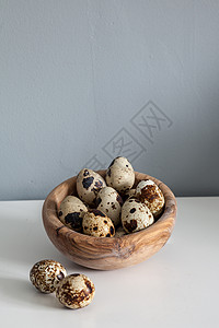 在农场桌上的木碗中喷洒到的蛋美食食物鸡蛋家畜斑点背景图片