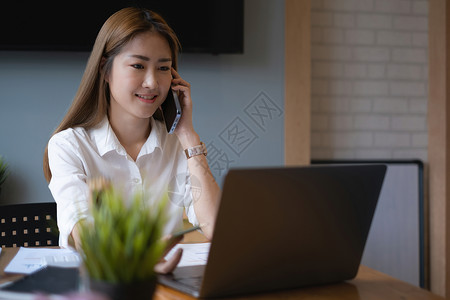 当他提供重大项目时 一位严肃的女商务人士正在等待她的合作伙伴通过手机确认背景