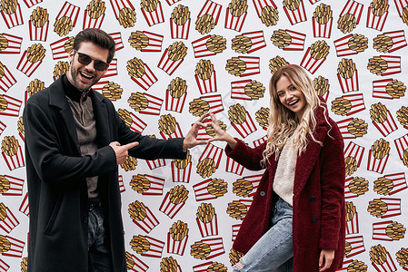街头品牌墙背景的年轻夫妇 配有街道食品设计的长城背景图片