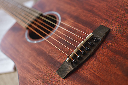 佳能6D最受欢迎的乐器 近距离观看有6个金属字符串的美丽的棕色吉他 音乐概念背景