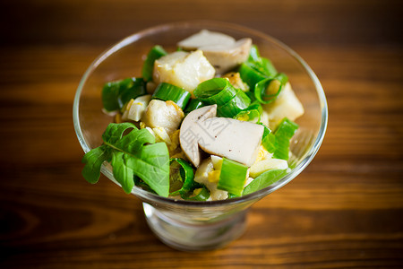 蘑菇 鸡蛋 绿洋葱的新鲜春食沙拉菜单食谱维生素餐厅食物森林香菜午餐桌子敷料背景图片
