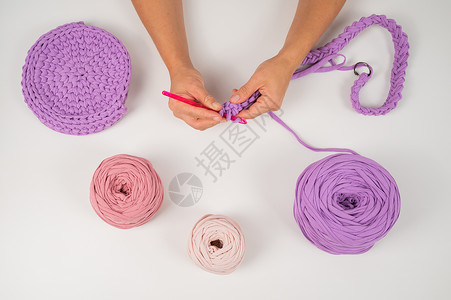 钩编艺术近身围着一个女人 编织一篮子棉纱生态针线活棉布绳索手指爱好织物工艺家庭作业纺织品背景