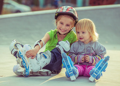 两个小妹妹 穿着溜冰鞋背景图片