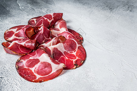 科洛迪Coppa 厨房桌边的火腿 白色背景 顶视图 复制空间熟食熏制美味木板猪肉美食香料熏肉食物草本植物背景