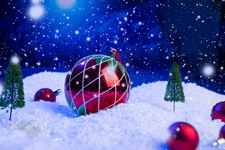圣诞背景与圣诞球在冷杉树 夜空和月亮的雪地上 浅景深 圣诞节背景 童话 宏观 人造魔法梦幻世界塑料卡片展示蓝色辉光问候语人造世界背景图片