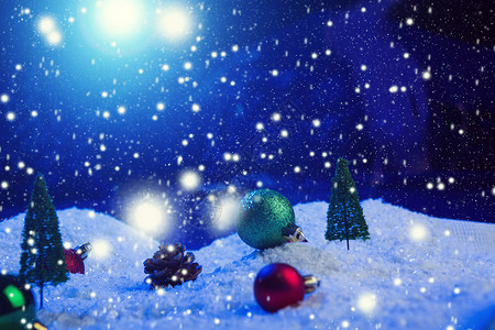 圣诞背景与圣诞球在冷杉树 夜空和月亮的雪地上 浅景深 圣诞节背景 童话 宏观 人造魔法梦幻世界森林暴风雪问候月光魔法塑料辉光班儿背景图片