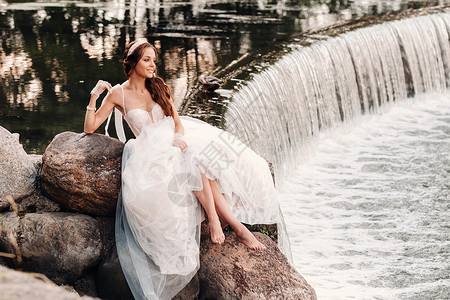 婚纱瀑布浪漫的美丽高清图片