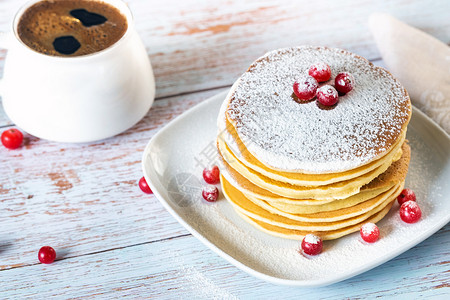早早餐煎饼加红莓和奶粉 放在木制桌子上的糖和咖啡杯上乡村糖粉面包浆果美食烹饪蛋糕液体甜点水果背景图片