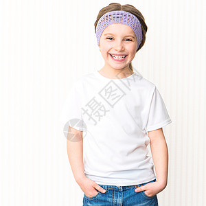 穿白色T恤衫的女孩青年幸福衣服学校幼儿园衬衫乐趣裙子t恤微笑背景图片