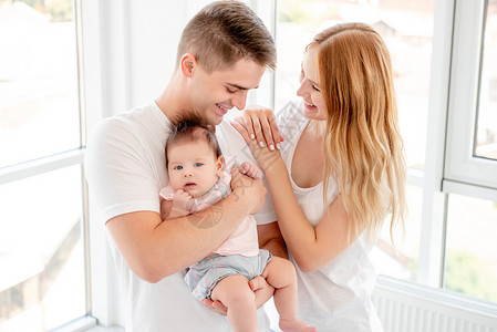 有孩子的夫妇妈妈生活父亲幸福母亲关系婴儿微笑拥抱美德背景