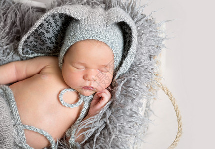 环装穿着兔子装的男孩睡着儿子传统婴儿盒子篮子新生毯子快乐睡眠戏服背景