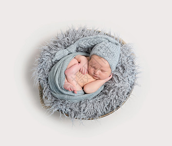 睡在他的包中 在头版上观中摇摇欲睡的新生儿羊毛篮子童年寝具围巾孩子毯子健康女孩男生背景