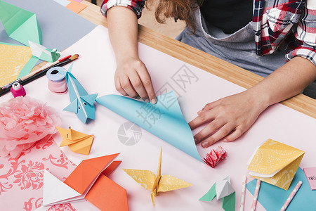 纸工艺项目女艺术家折纸折纸纸造美术品背景
