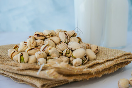 用于膳食营养的开心果无乳糖牛奶 替代食物和素食主义 一杯健康的开心果牛奶站在混凝土背景上 饮食牛奶 素食 不含麸质奶制品坚果乳白背景图片