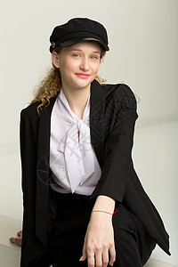 女式帽子穿着优雅西装和帽子的快乐女孩的肖像背景