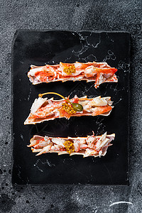 带草药 黑色背景 风景顶端的剪链中螃蟹腿肉饮食美食食物海洋营养方阵动物贝类烹饪海鲜背景图片