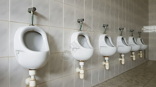 有很多陶瓷小便池的公共厕所 大型公厕 马桶壁挂式便盆 小便池是为男人准备的碗壁橱男性细菌用品洗手间卫生间民众摊位地面男士背景图片