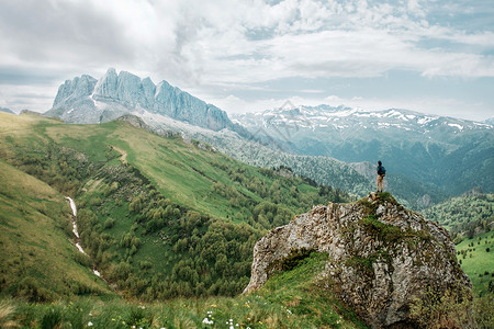阿迪奇旅行者在看岩石山背景