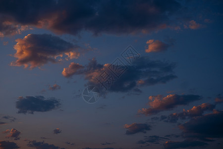 深蓝的天空与云彩背景图片