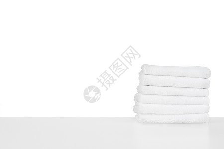 一套在白色上隔离的软毛巾团体治疗柔软度面巾工作室海滩淋浴浴室洗衣店健康背景图片