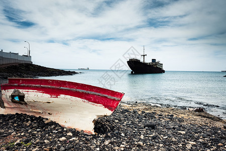 兰萨罗特岛上的船舶和破船凹陷海岸线海洋衰变废料蓝色支撑石头海景腐蚀背景图片