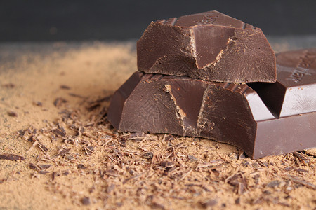 灰黑色背景国际巧克力日碎碎巧克力的宏观食品背景图片