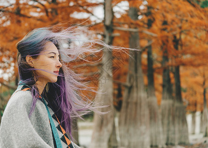 走路带风美丽的女人在秋天走路背景