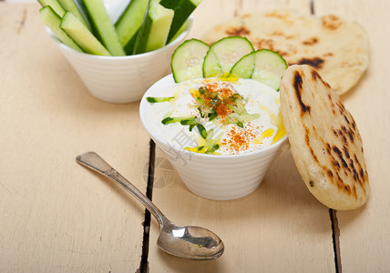 酸奶黄瓜阿拉伯中东部山羊酸奶和黄瓜沙拉营养拉班食物蔬菜盘子美食奶油背景