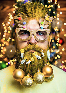 大胡子圣诞老人残酷的圣诞老人的画像 胡子与摆设 理发店里的圣诞老人 现代圣诞老人的圣诞风格 圣诞节的圣诞老人背景
