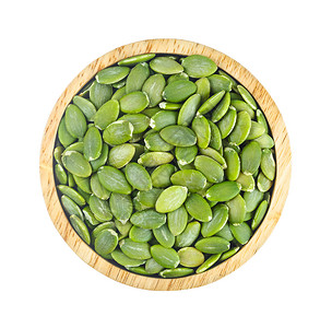 南瓜种子绿皮 在木碗里剥开 孤立在白色背景饮食小吃纤维健康季节核心节食养分烹饪美食背景图片