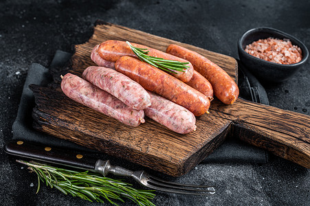 木板上配有香料的原生香肠Chorizo和Bratwurst 黑色背景屠夫烹饪羊肉厨房烧烤美食红色酒吧猪肉食物背景图片