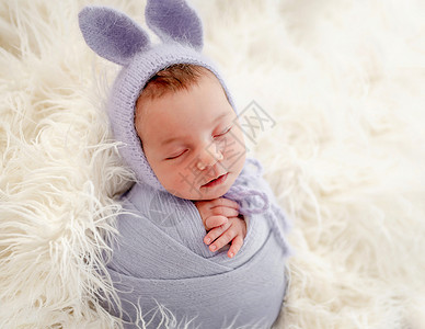 兔子睡觉新生儿女孩工作室肖像睡眠织物婴儿兔子童年女孩耳朵午睡说谎襁褓背景