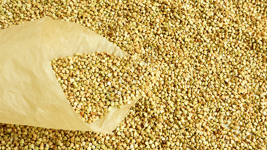 可碎粒躺着一个装着绿荞麦的纸袋 纸袋中的绿色新鲜天然荞麦粒 减肥食品 复制空间 素食主义的理念 均衡健康的营养背景