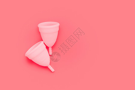 彩色背景上的粉红色月经杯女性私密卫生期间产品停止竞争背景图片
