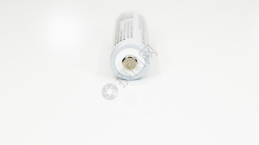 在白色背景的一个碱性电池与反射 能源供应和回收概念 复制空间 极简主义 是最常见的原电池和蓄电池类型宏观技术供电燃料累加器收费充背景图片