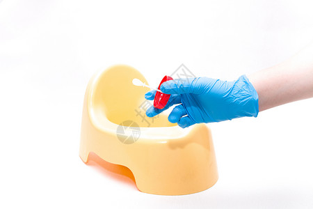 一次性塑料手套一次性蓝色医用手套里的一只手拿着一个带有白色勺子的测试罐 用于收集粪便 背景是黄色儿童锅 白色背景 复制空间塑料化学品拆除诊断排背景